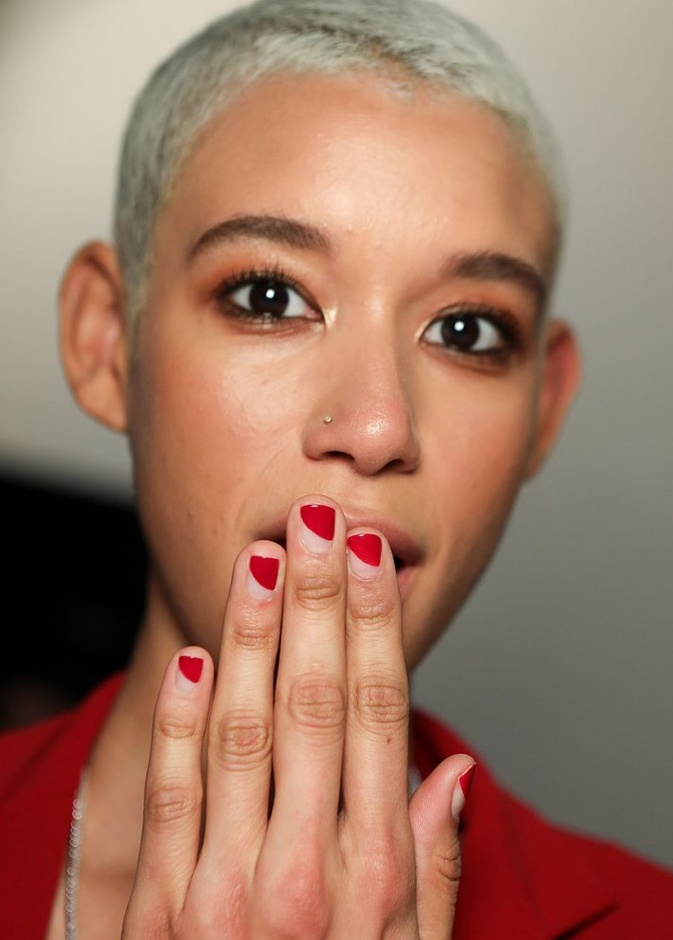 رسومات مناكير مقلمة وبراقة لإطلالات النهار من Christian Siriano