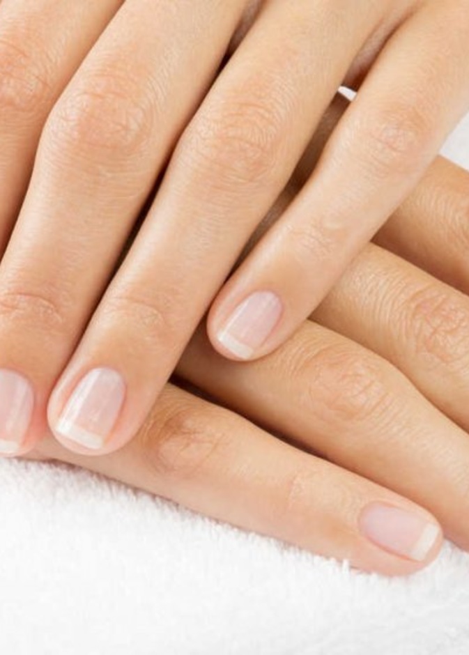 استخدمي الخل الأبيض لتبييض المنطقة أسفل أضافرك