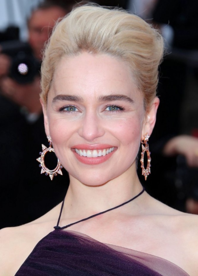 إيميليا كلارك اختارت أقراط نجمية أنيقة مرصعة بأحجار الياقوت الأزرق من ماركة   Bulgari