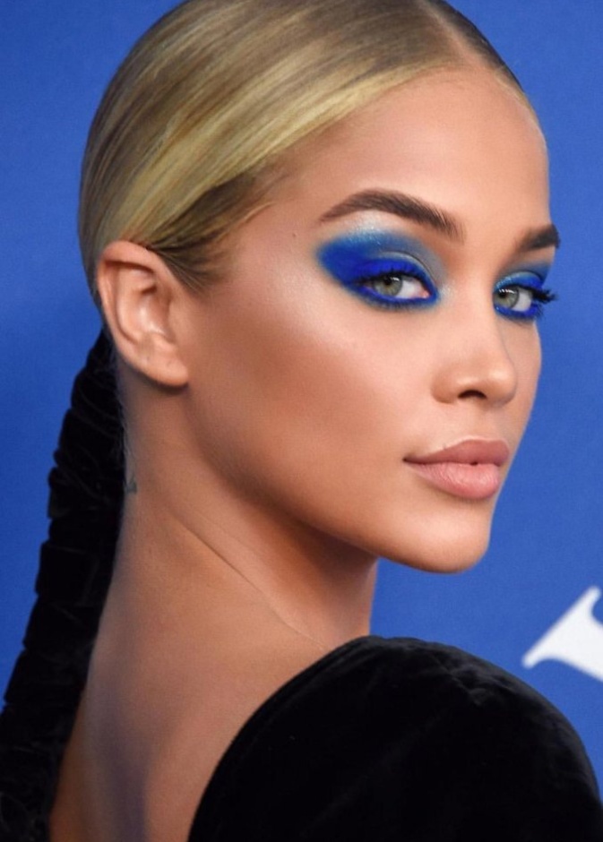 مكياج عيون أزرق داكن من وحي Jasmine Sanders