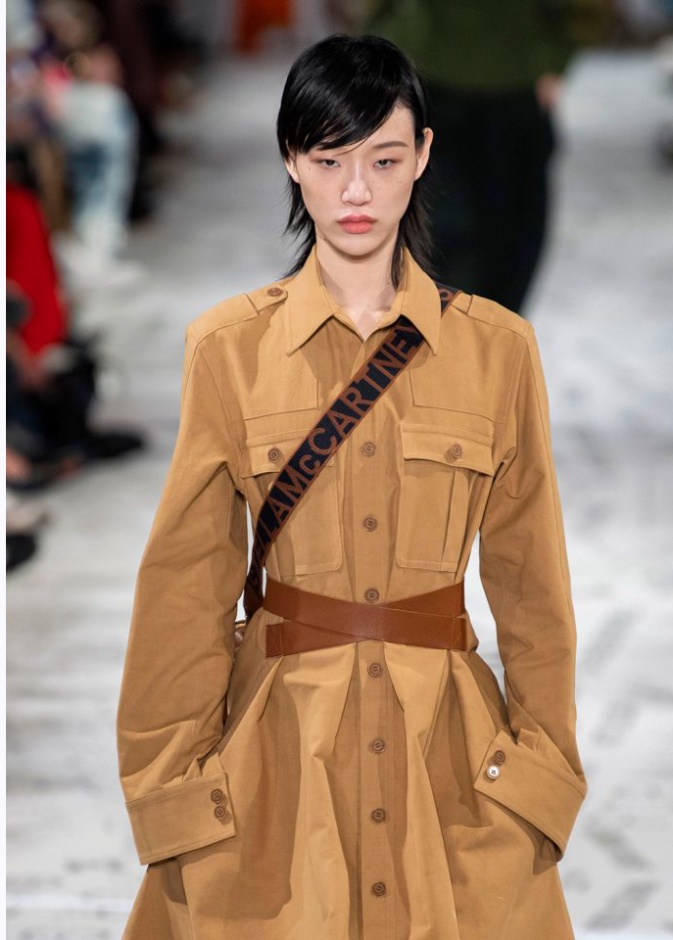 قدّمت الكنزة الفضفاضة مع التنورة السوداء Maison Margiela 