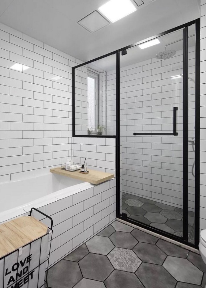 الأسود الجذاب مع الرخام والخشب لديكور حمام عصري