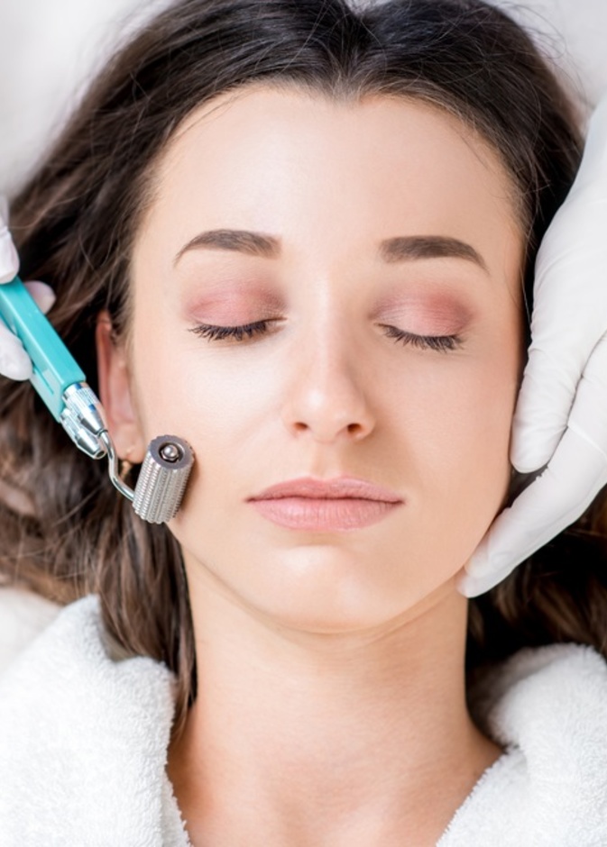 تقنية microneedling تعالج مشاكل متعددة للبشرة