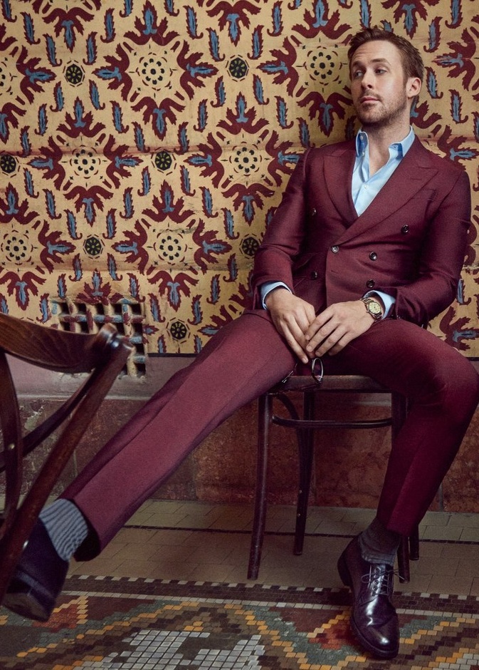 أسلوب أنيق بالبوردو وملفت بالبدلة المكونة من ثلاث قطع مع القميص