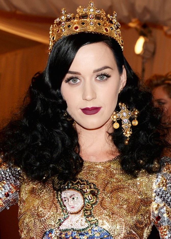 كيتي بيري بزوج من الأقراط العريضة الأنيقة من ماركة Ana Khouri