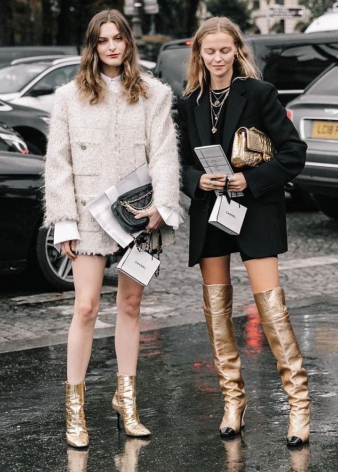 حذء البوت الذهبي مع ستايلك بالجينز