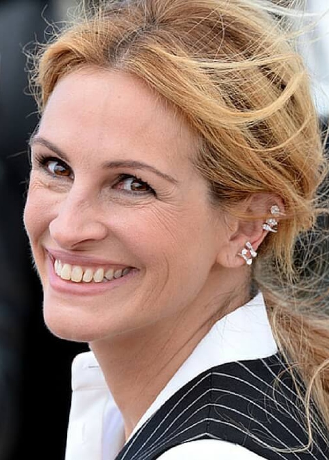 أناقة جوليا روبرتس بأقراط cuff من ريبوسي Repossi