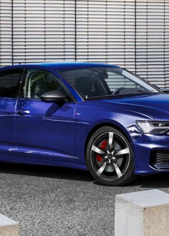 A6 55 TFSI e Quattro مع لوح قيادة يتضمن شاشتين كبيرتين تعملان على اللمس