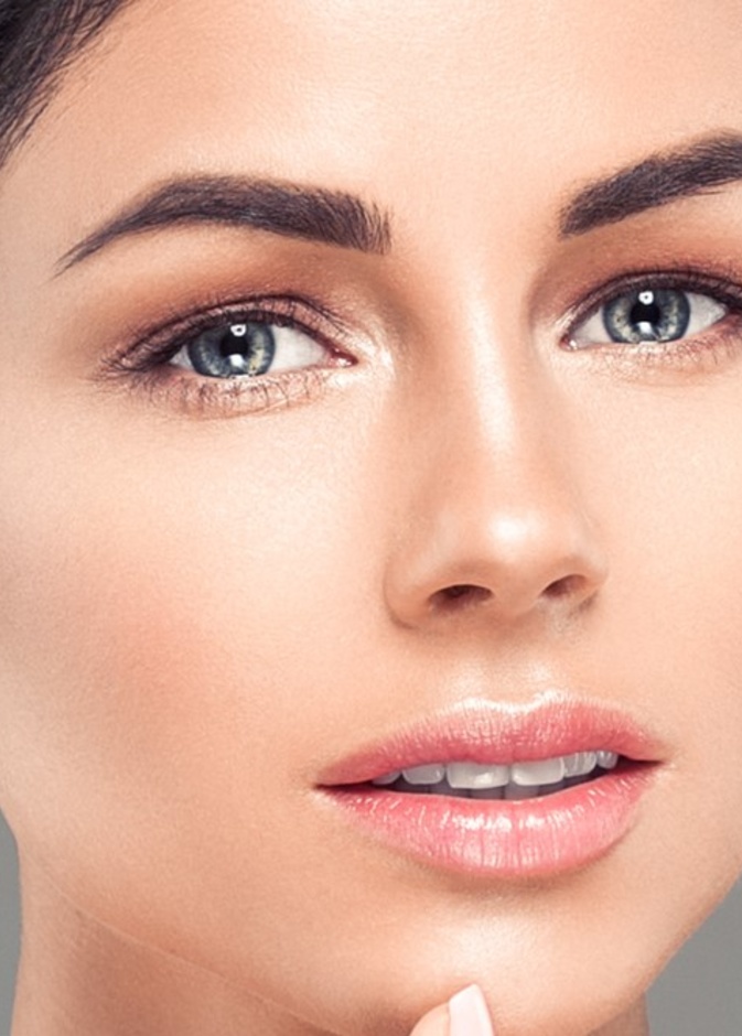 استخدمي ظلال عيون غير لامع على الغطاء العلوي للعيون المبطنة