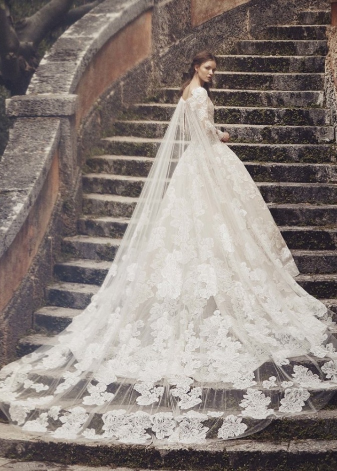 فستان من مجموعة monique lhuillier