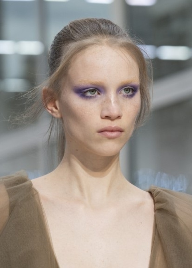 مكياج سموكي باللون البنفسجي احدث صيحات الجمال لشتاء 2020 من Anna Sui