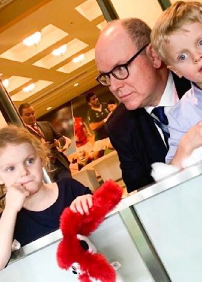 الأمير ألبرت يزور يوكوهاما بصحبة طفليه التوأم