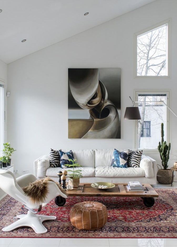 بساط من القش يحمل سجادة شرقية لغرفة طعام مودرن