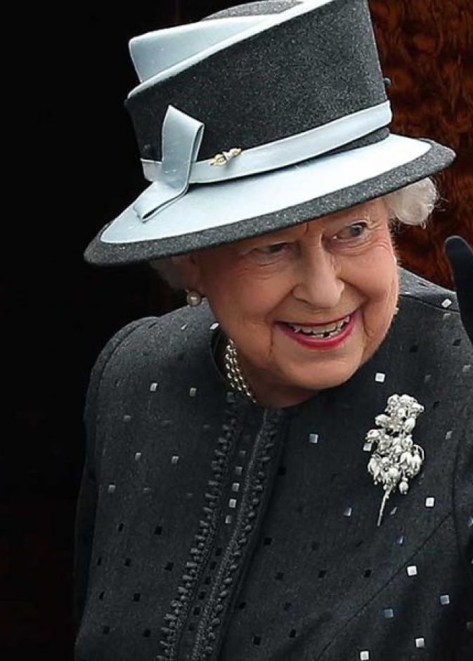 ملكة بريطانيا تحب الحرير السنغافوري