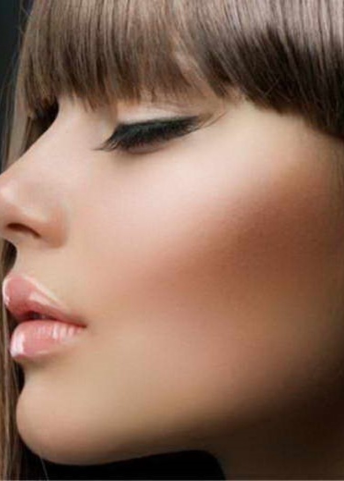 استخدمي الكونتور على جانبي أنفك لتصغير الأنف بالمكياج