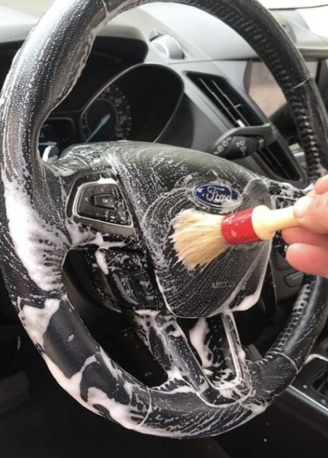 تنظيف مقود السيارة