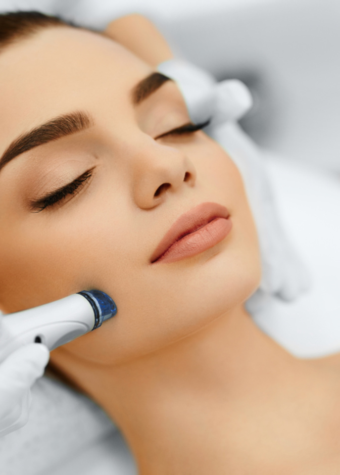 تعرفي على تقنية التقشير الكريستالي للوجه للتخلص من الندبات