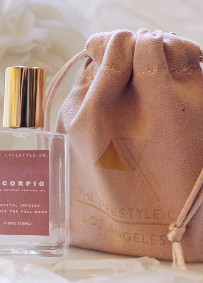  تناسبها العطور بنفحات ورديّة.