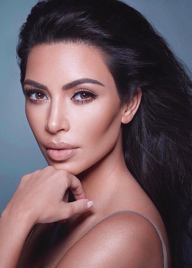  أجمل إطلالات كيم كاردشيان الجمالية
