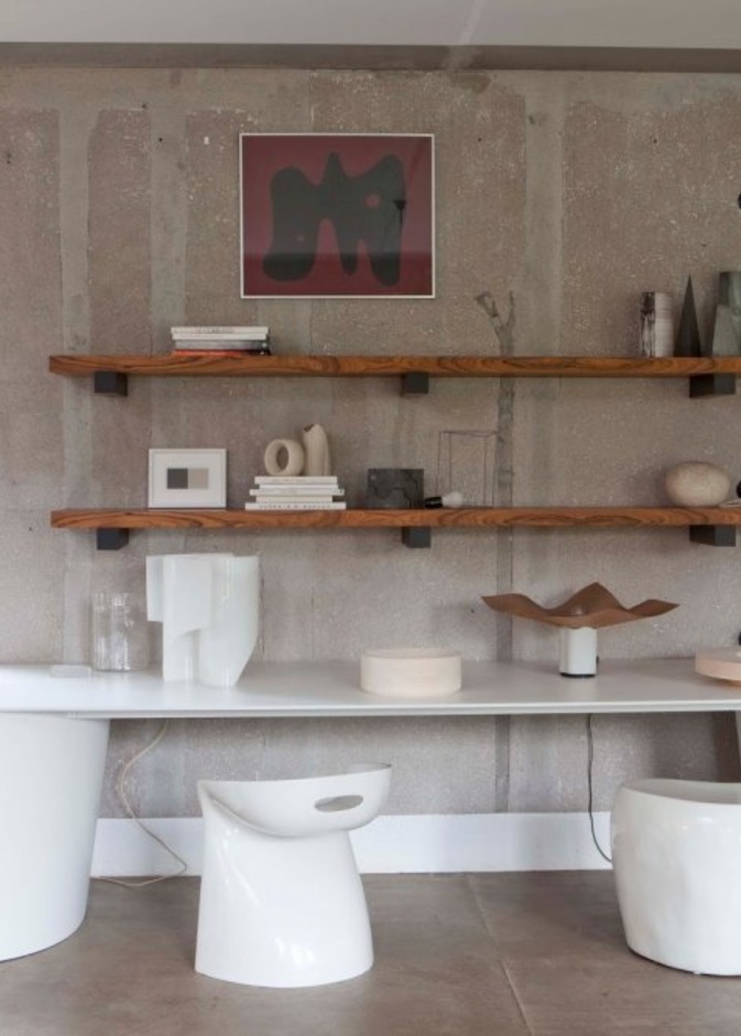 barcelona chair باللون الأ بيض البسيط والناعم