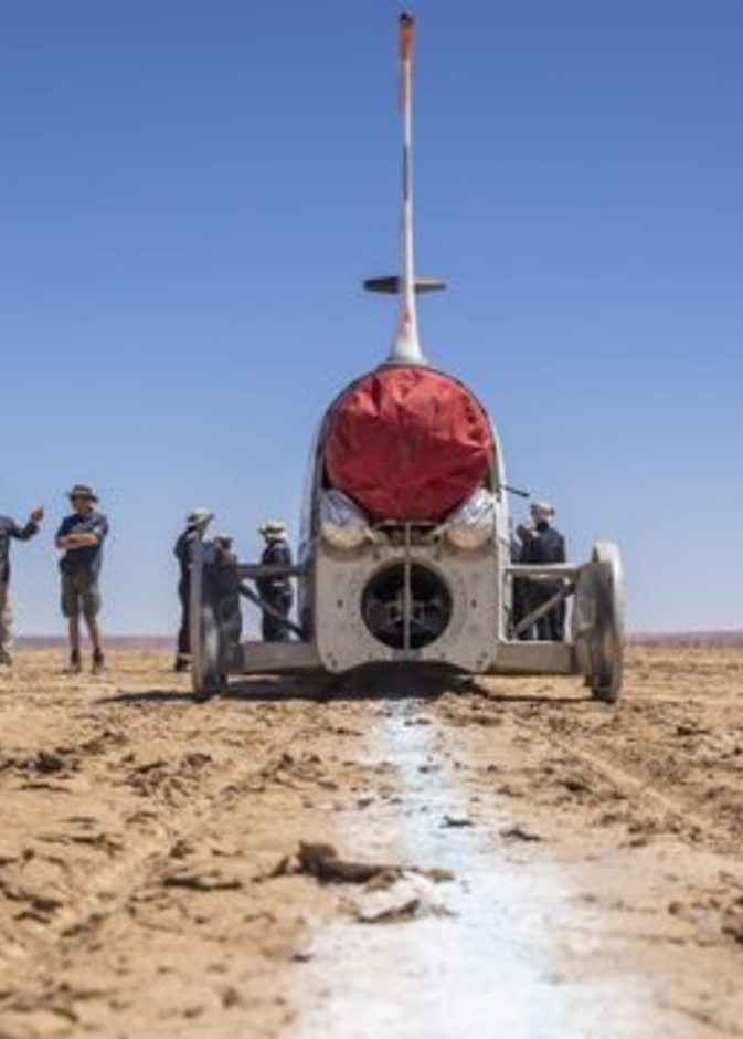 رولز رويس تجري اختبارات على سيارة نفاثة