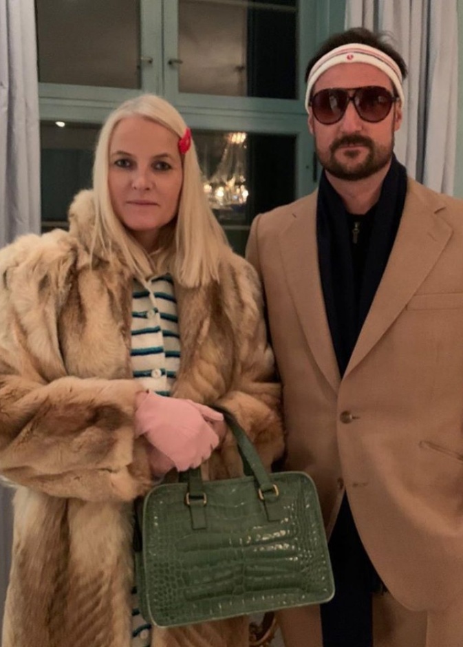 تنكر ولي عهد النرويج الأمير هاكون وزوجته الأميرة ميت ماريت