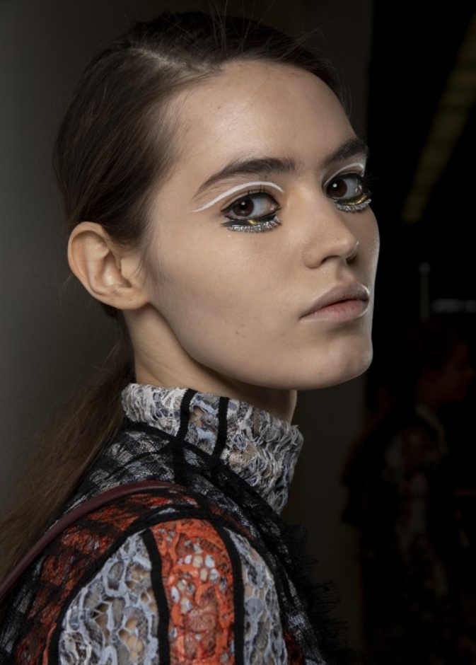 احدث رسمات آيلاينر بيضاء ودائرية موضة شتاء 2020 من Giambattista Valli