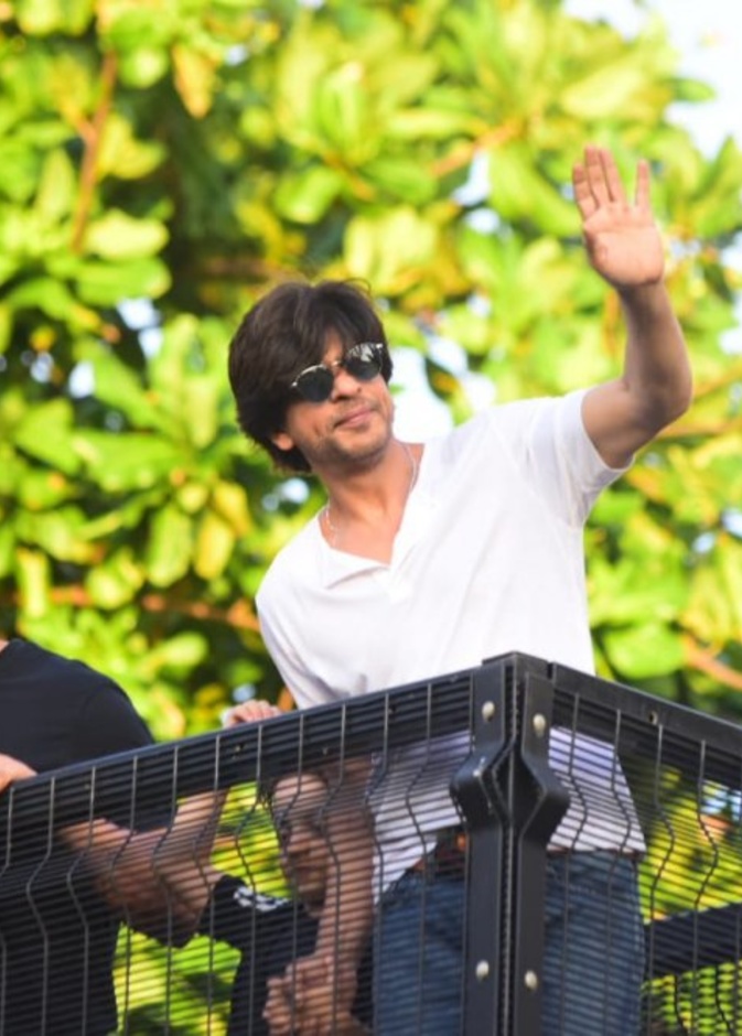 شاروخان يوجه الشكر لمعجبيه على تهانيهم بعيد ميلاده الرابع والخمسين