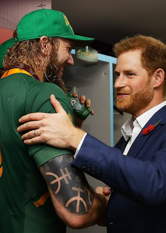 الأمير هاري ينضم إلى لاعبي منتخب جنوب إفريقيا للركبي بعد تغلبهم على منتخب إنجلترا