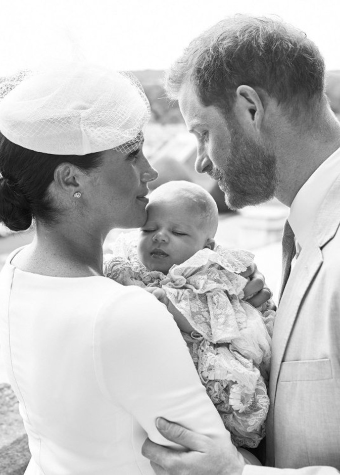 الأمير هاري وميغان ماركل مع طفلهما أرشي