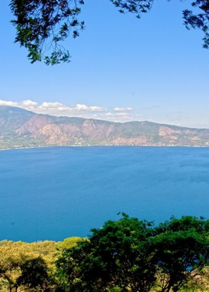 بحيرة Coatepeque الجميلة