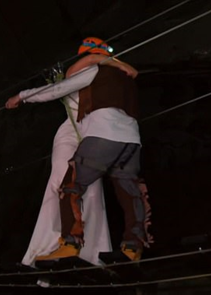 العروس ليونا خابت امالها بعد ان اضطرت الى المشي عبر الكهف المظلم بدون عائلتها