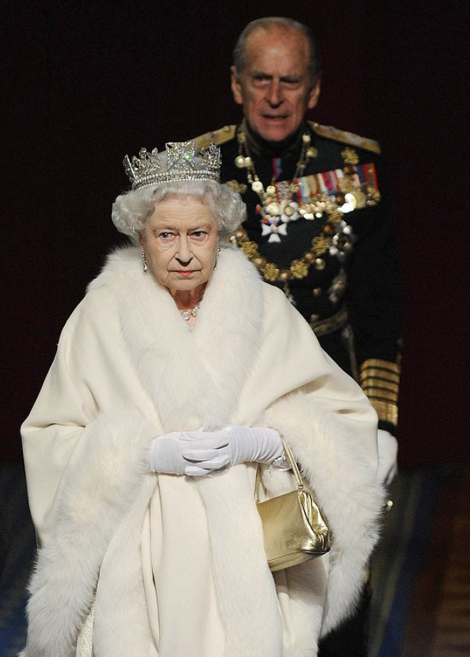 ملابس الملكة الجديدة لن تصنع من الفراء الطبيعي