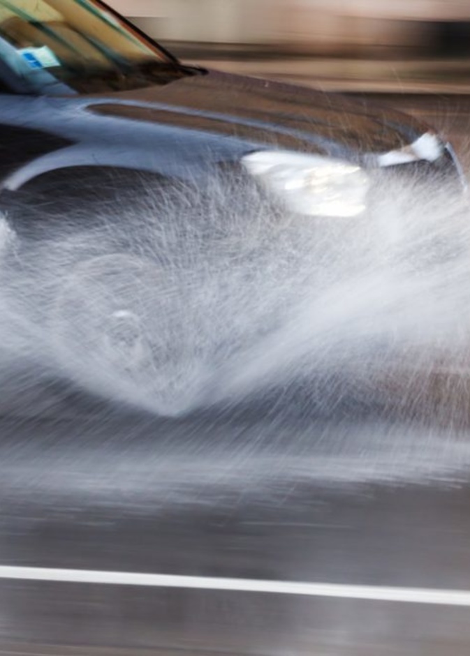 كيفية السيطرة على السيارة من الانزلاق اثناء المطر في الشتاء