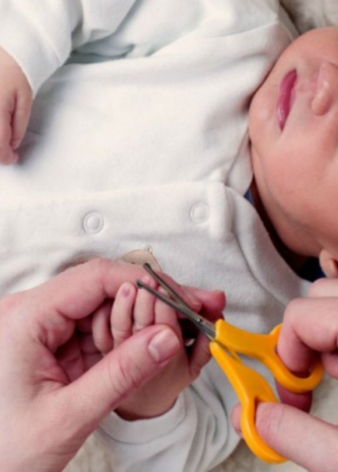 كيفية تقليم وقص اظافر حديثي الولادة بسهولة وآمان