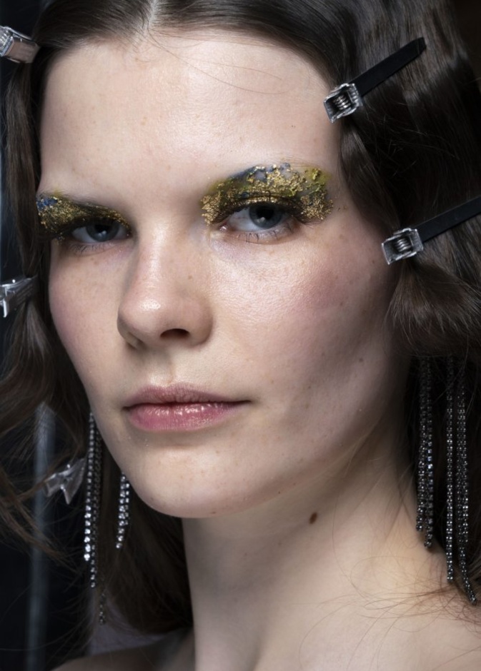 ظلال العيون الحمراء مع الترتر من Rodarte