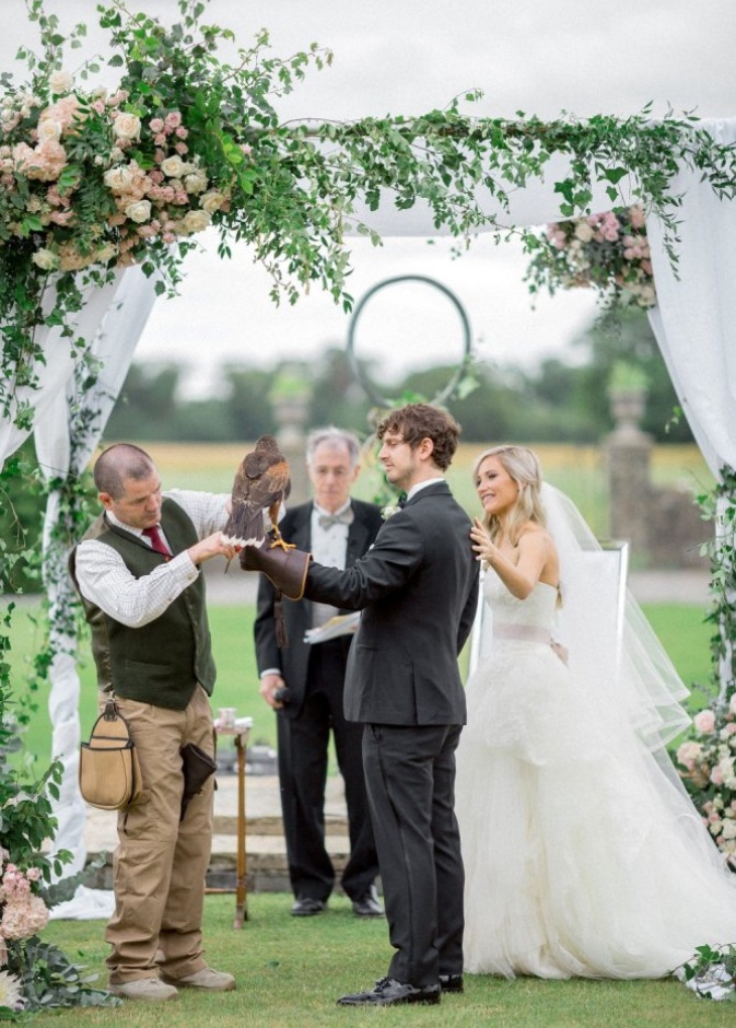 اقيم حفل الزفاف في قلعة لاترلستاون التي تشرف على تربية الصقور