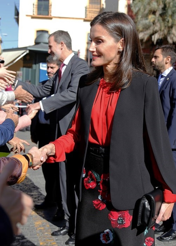 موضة التصاميم الراقية بأسلوب ليتيزيا ملكة إسبانيا مع الكاب الاسود