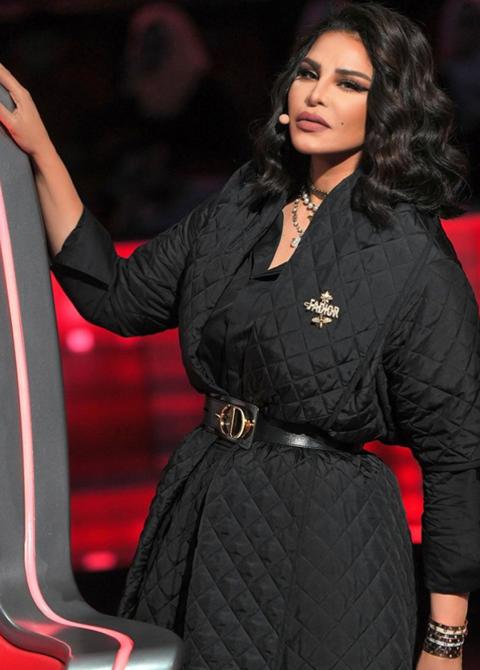 الفنانة أحلام تختار إطلالة أنيقة بالأسود لحلقة الليلة من ذا فويس 