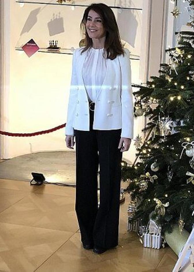 الأميرة ماريا تفتح معرضا لأعياد الميلاد