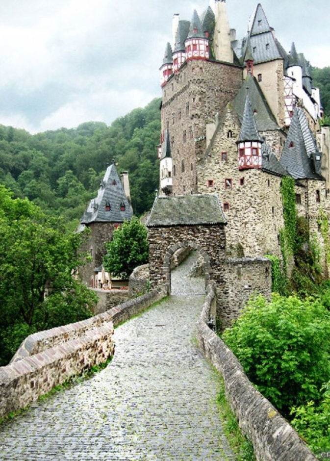 الطريق إلى داخل قلعة ألتس