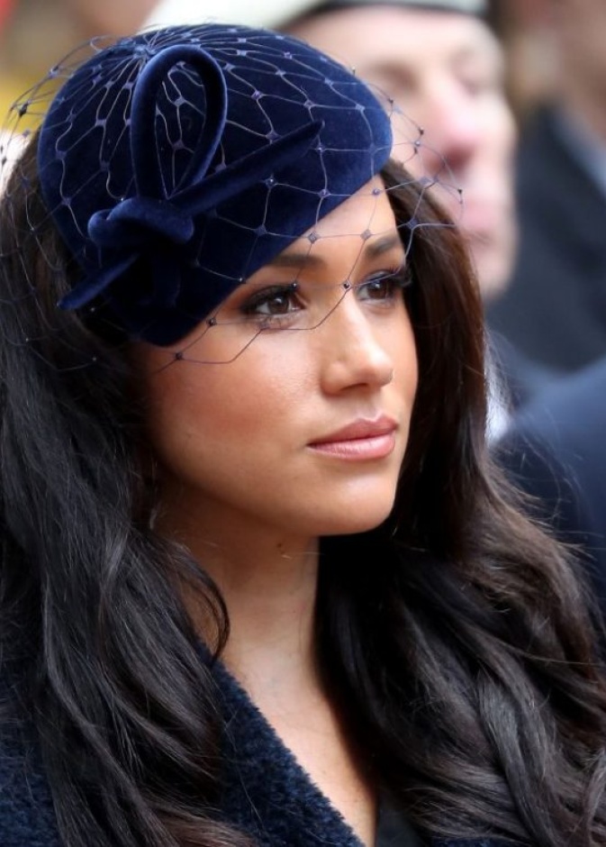 أكسسوارات شعر القبعة الجانبية بأسلوب ميغان ماركل Meghan Markle