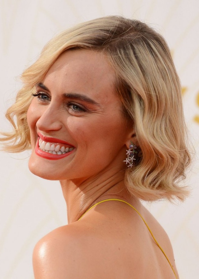 تايلور شيلينغ متألقة بزوج من الأقراط الماسية الطويلة من ماركة  Chanel