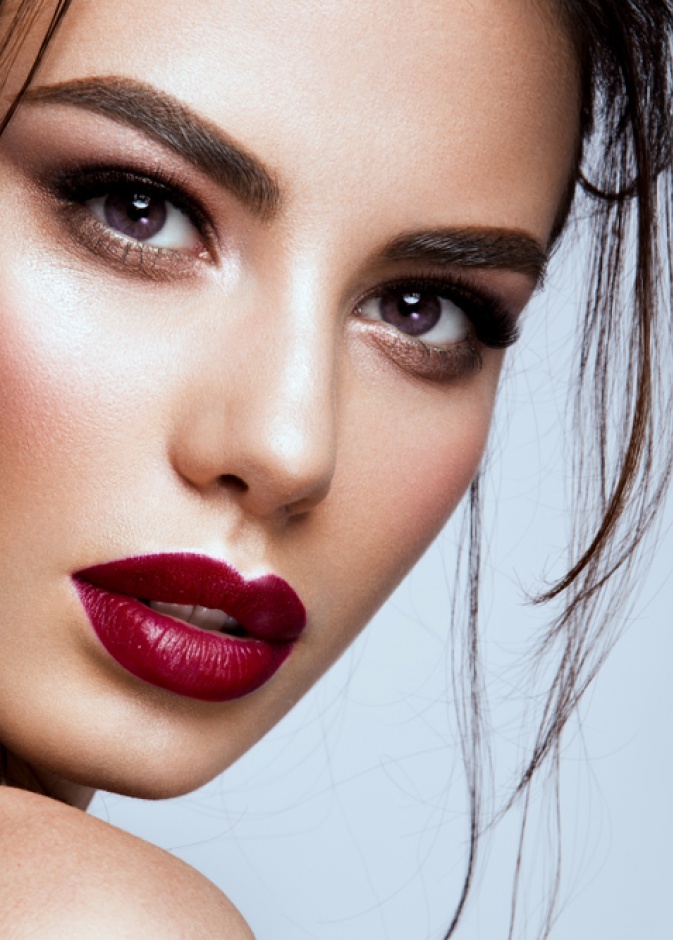 طريقة وضع مكياج مناسب للعيون السوداء