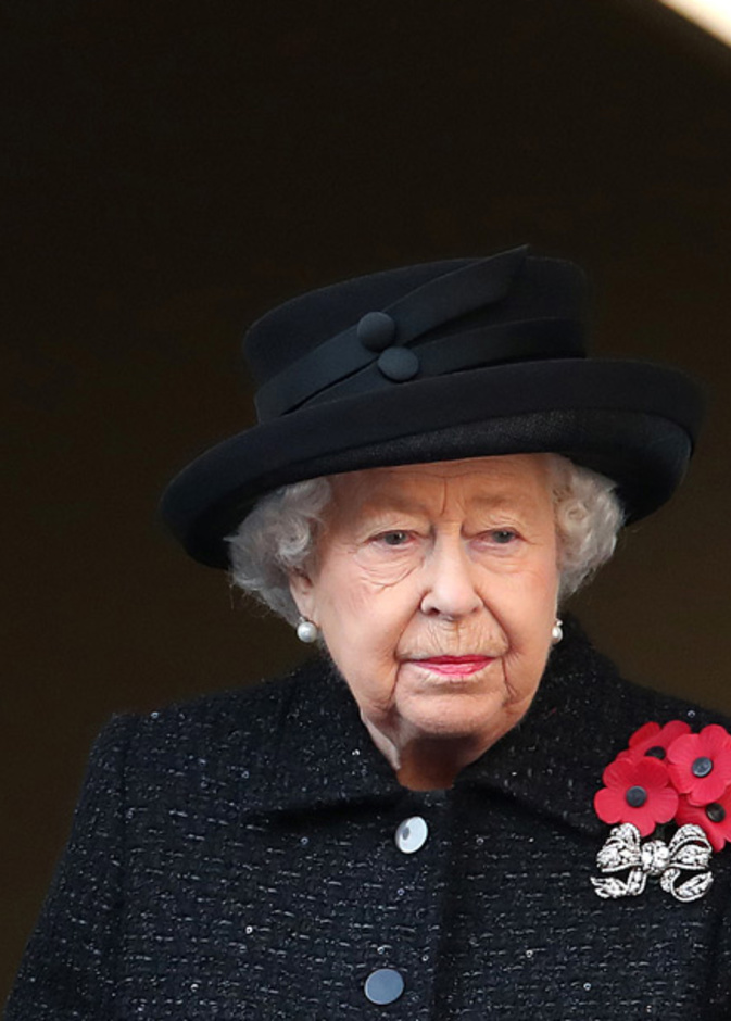  ملكة بريطانيا ترتدي بروش بدلالات رمزية للقوات البريطانية