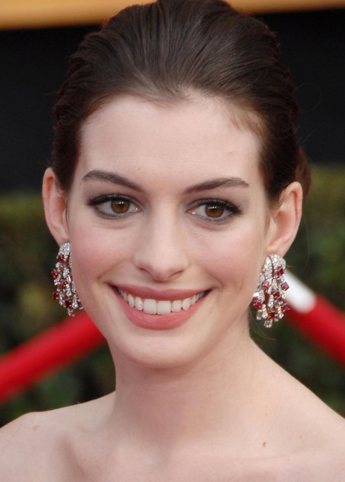 آن هاثاواي أنيقة بقلادة من تيفاني Tiffany