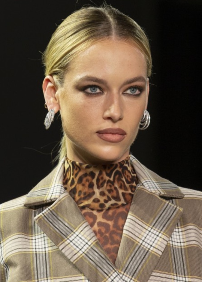 طريقة عمل مكياج عيون باللون البني احدث موضة في شتاء 2020 على خطى Marques Almeida