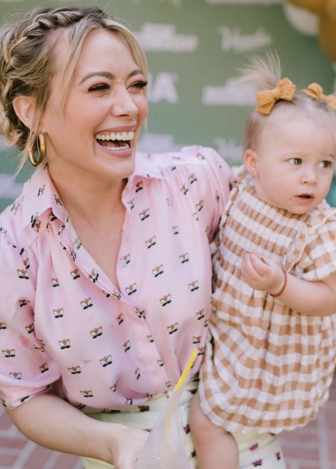 هيلاري داف تنشر صور لطيفة برفقة ابنتها الصغيرة في لوس انجيلوس