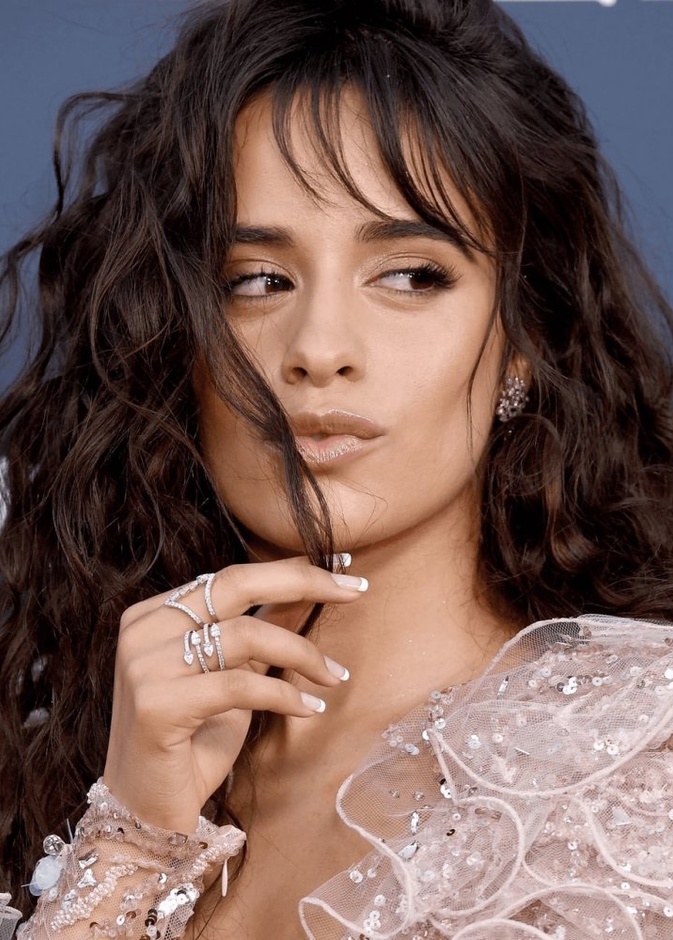  اختارت الجميلة بيلا حديد Bella Hadid اجمل رسمات المناكير الفرنسي العريض