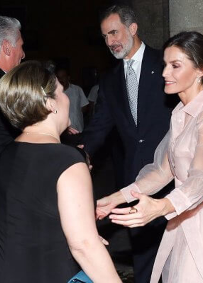 الملكة ليتيزيا بإطلالة وردية أنيقة في حفل استقبال في هافانا